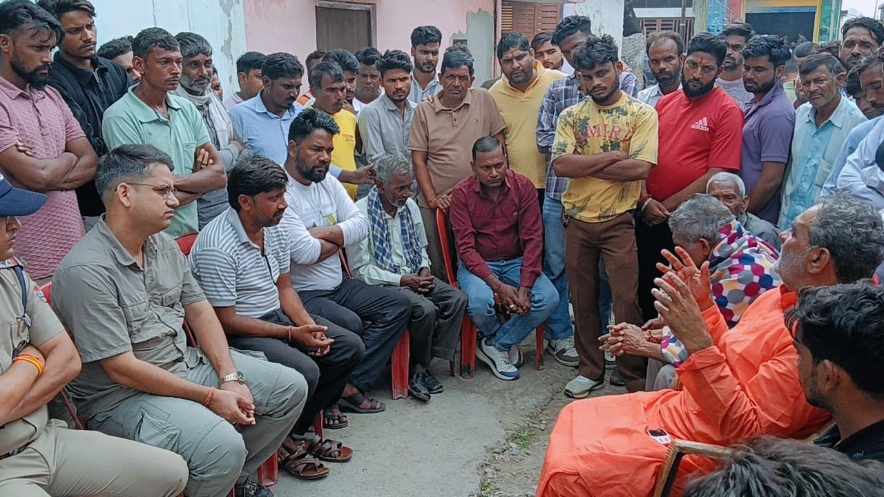 हाथी-के-हमले-में-मृतक-किसान-को-स्वामी-यतीश्वरानंद-ने.jpeg
